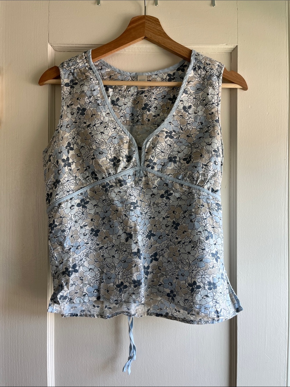 Y2K Old Navy Blue and White Linen Floral V-Neck Sleeveless Camisole with tie